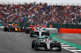 Lewis Hamilton, Mercedes AMG F1 W10, voor Valtteri Bottas, Mercedes AMG W10, Sebastian Vettel, Ferrari SF90, en Pierre Gasly, Red Bull Racing RB15