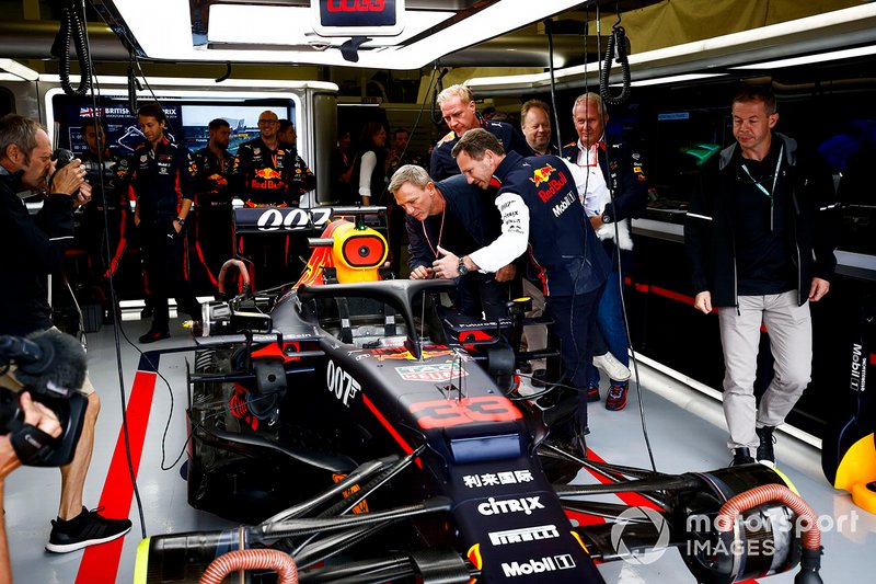 Christian Horner, director de Red Bull Racing, muestra el Red Bull RB15 al actor Daniel Craig