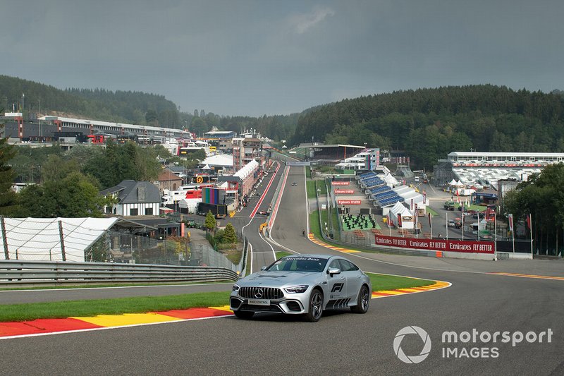 Un hombre lleva el logo de Ferrari en Eau Rouge