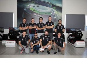Foto di gruppo dei racer della Porsche Esports Carrera Cup Italia