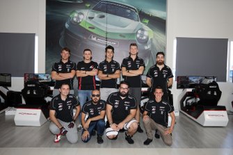 Foto di gruppo dei racer della Porsche Esports Carrera Cup Italia