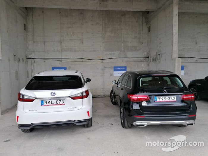 Los coches con los que llegaron los pilotos de Haas a Hungaroring