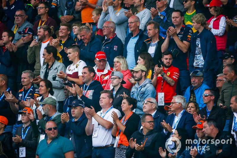 Il pubblico onora la memoria del pilota di F2 Anthoine Hubert con una standing ovation