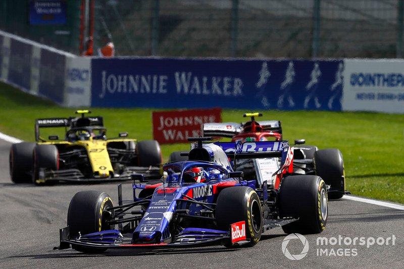 Daniil Kvyat, Toro Rosso STR14, lidera Antonio Giovinazzi, Alfa Romeo Racing C38, y Nico Hulkenberg, Renault F1 Team R.S. 19