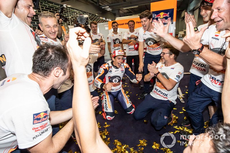 Il Campione del Mondo Marc Marquez, Repsol Honda Team, festeggia con il suo team
