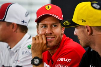 Sebastian Vettel, Ferrari ve Nico Hulkenberg, Renault F1 Team basın toplantısında