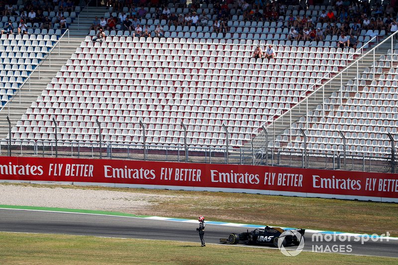 Kevin Magnussen, Haas F1 Team VF-19, se detiene con un problema técnico durante los entrenamientos