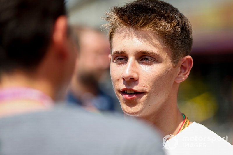 Arthur Leclerc parle aux médias