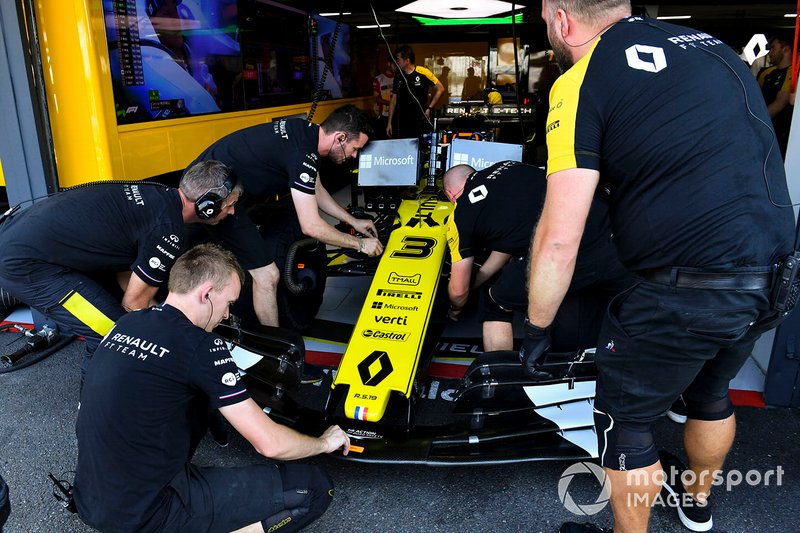 Les mécaniciens mettent un aileron avant sur la voiture de Daniel Ricciardo, Renault F1 Team R.S.19
