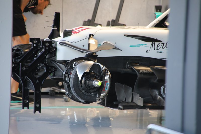Detalle de los frenos delanteros del Mercedes AMG F1 W10