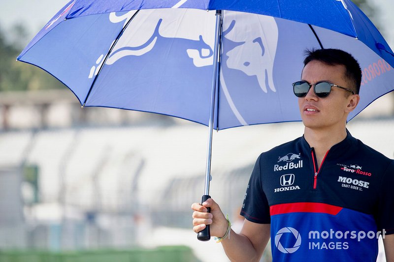 Alexander Albon, Toro Rosso, ispeziona il circuito