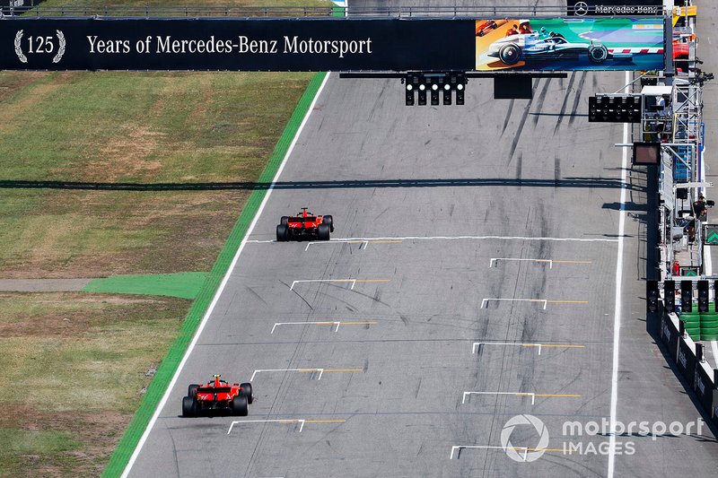 Sebastian Vettel, Ferrari SF90, precede Carlos Sainz Jr., McLaren MCL34