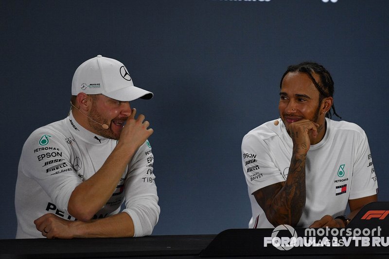 Valtteri Bottas, Mercedes AMG F1, secondo classificato, e Lewis Hamilton, Mercedes AMG F1, primo classificato, in conferenza stampa