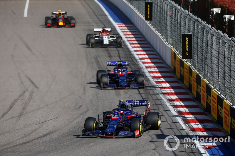 Pierre Gasly, Toro Rosso STR14, precede Daniil Kvyat, Toro Rosso STR14, Antonio Giovinazzi, Alfa Romeo Racing C38, e Alex Albon, Red Bull RB15