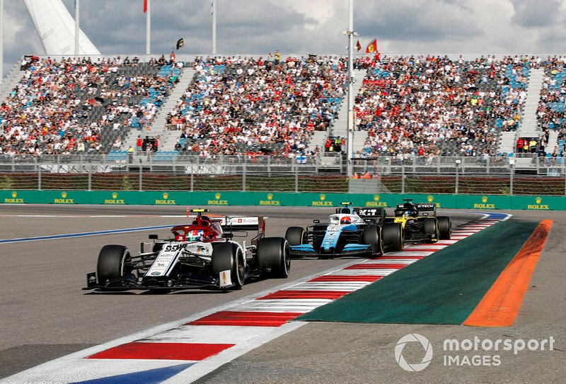 Antonio Giovinazzi, Alfa Romeo Racing C38, precede Robert Kubica, Williams FW42, e Daniel Ricciardo, Renault F1 Team R.S.19