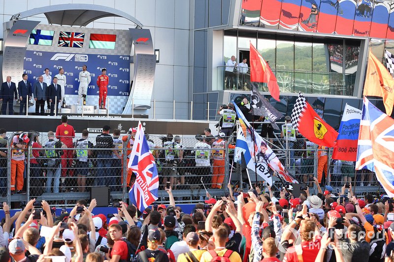 Fred Judd, Ingeniero Jefe de pista, Mercedes, Valtteri Bottas, Mercedes AMG F1, 2ª posición, Lewis Hamilton, Mercedes AMG F1, 1ª posición, y Charles Leclerc, Ferrari, 3ª posición, en el podio.