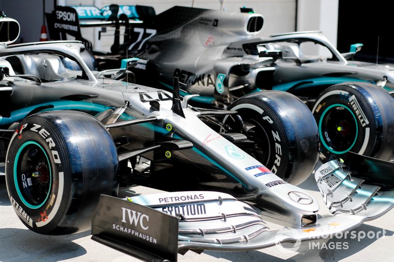Suasana garasi Mercedes