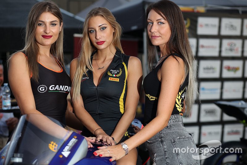 Grid Girls al Pirelli Cup: Round 6