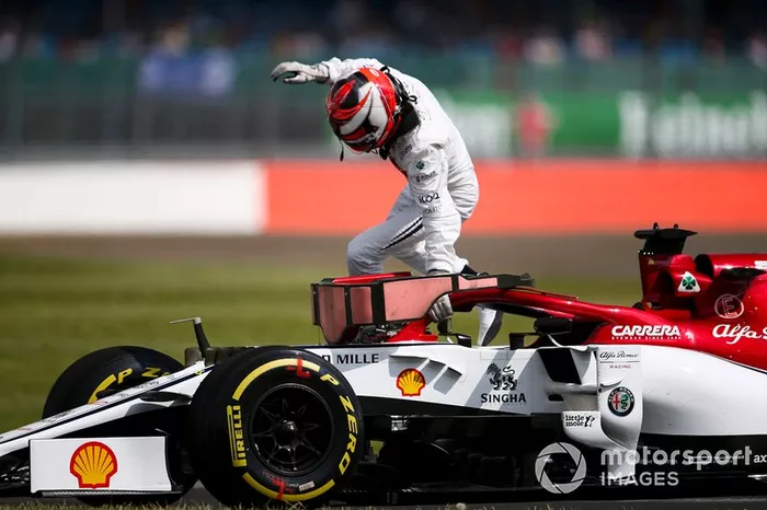 Kimi Raikkonen, Alfa Romeo Racing C38 detenido en la pista