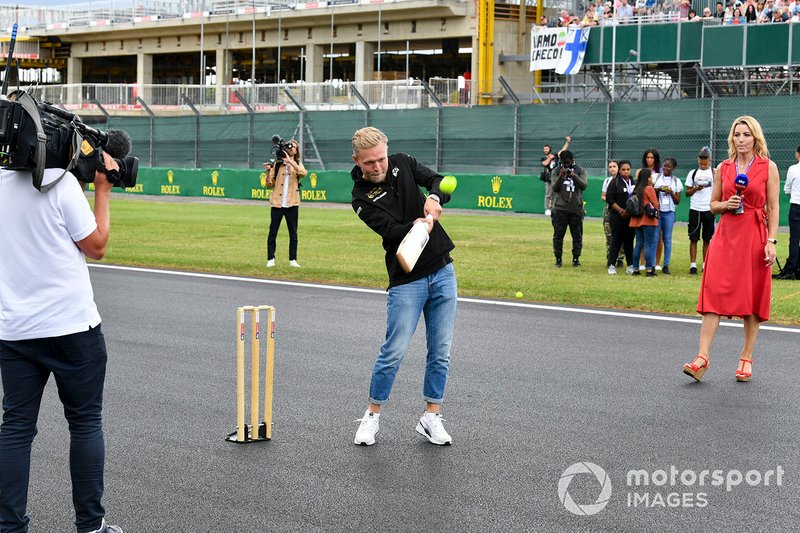 Kevin Magnussen, Haas F1, jugando a cricket