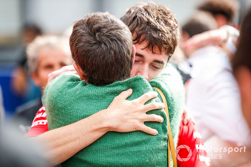 Charles Leclerc, Ferrari, abraza a la madre de Anthoine Hubert