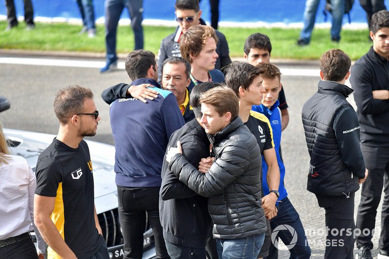 Mia Sharizman, Director de la Renault Sport Academy, abraza a Nicholas Latifi, con Louis Deletraz, Carlin, Jack Aitken, Campos Racing, Guanyu Zhou, UNI Virtuosi Racing y Luca Ghiotto, UNI Virtuosi Racing