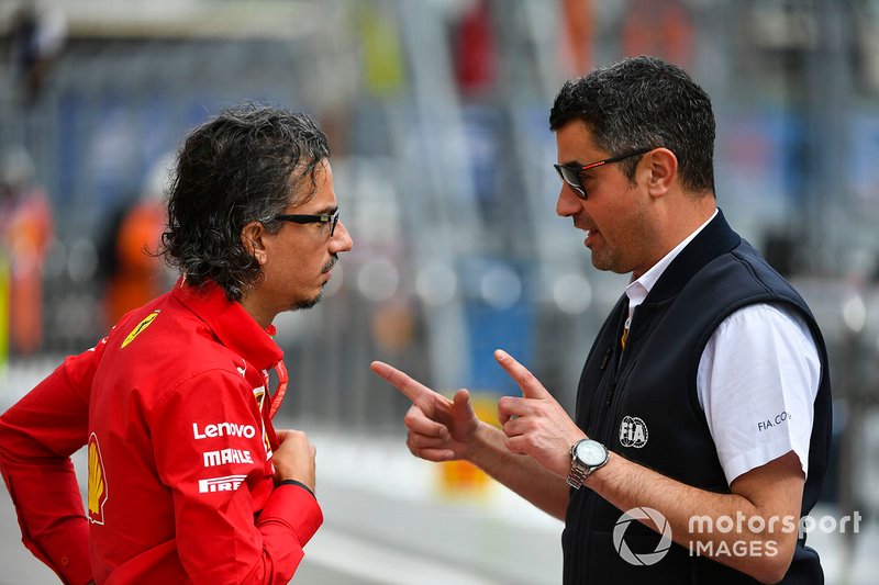Michael Masi, director de carrera, habla con Laurent Mekies, director deportivo de Ferrari