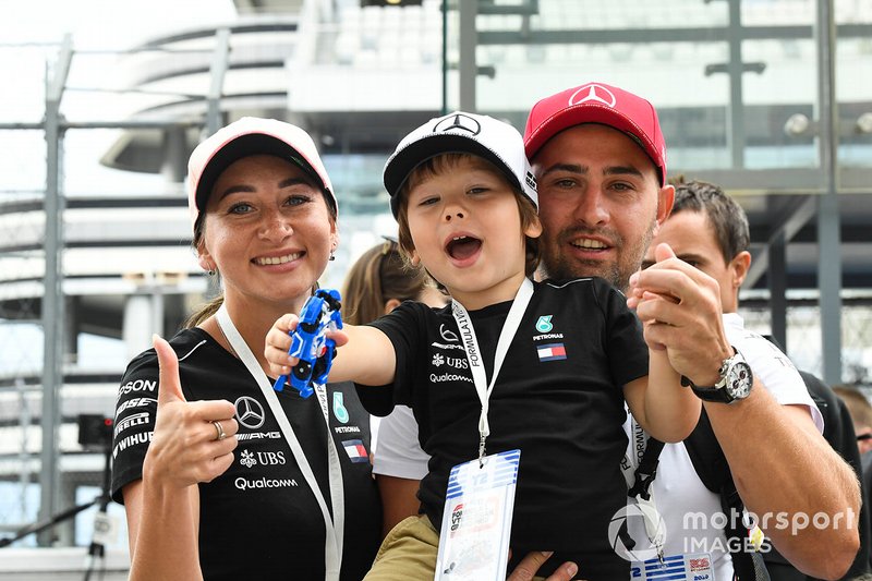 Des fans soutenant Mercedes AMG