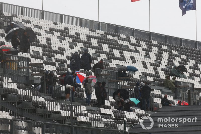 Fans im Regen