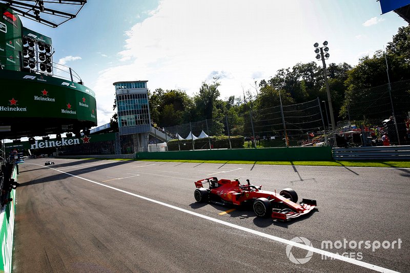 Il vincitore della gara Charles Leclerc, Ferrari SF90 festeggia mentre taglia il traguardo