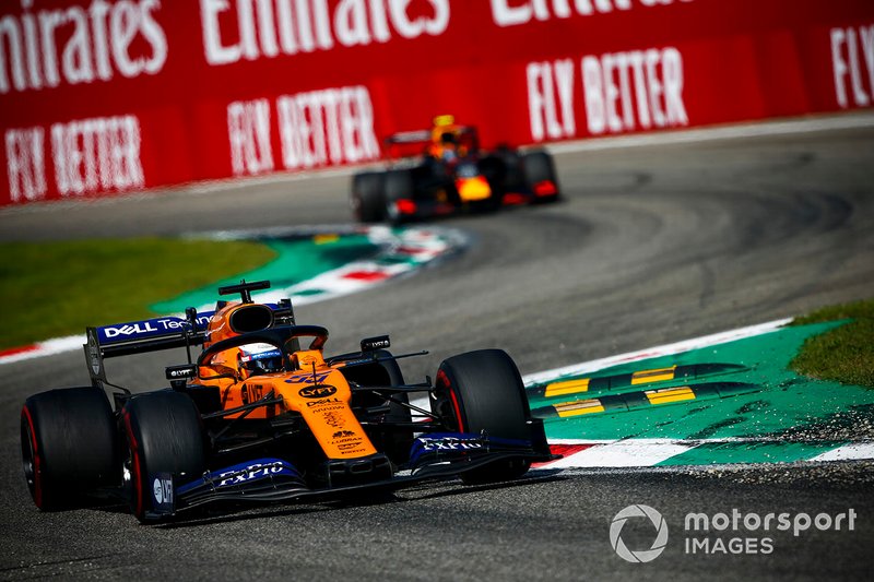Carlos Sainz Jr., McLaren MCL34, Alex Albon, Red Bull Racing RB15