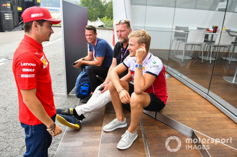 Marcus Ericsson, Alfa Romeo Racing, talks to Charles Leclerc, Ferrari