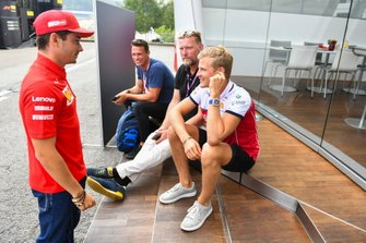 Marcus Ericsson, Alfa Romeo Racing, talks to Charles Leclerc, Ferrari