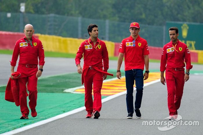 Charles Leclerc, Ferrari camina por la pista