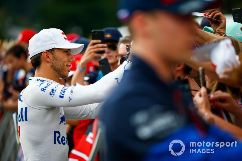 Pierre Gasly, Toro Rosso, signs autographs for fans