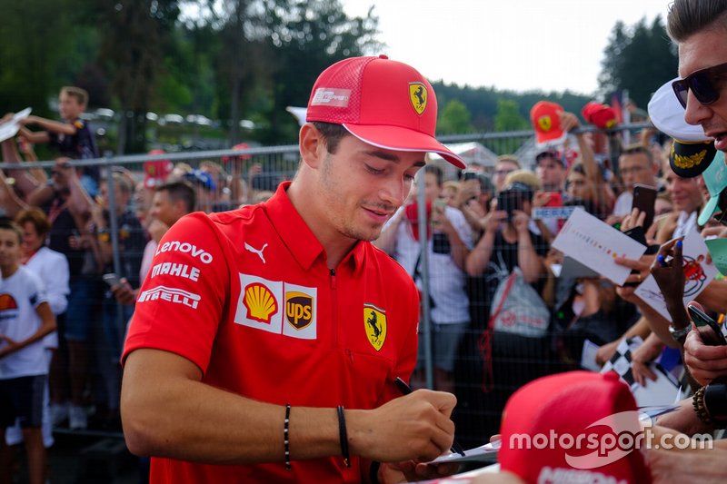 Charles Leclerc, Ferrari firma autografi ai fan