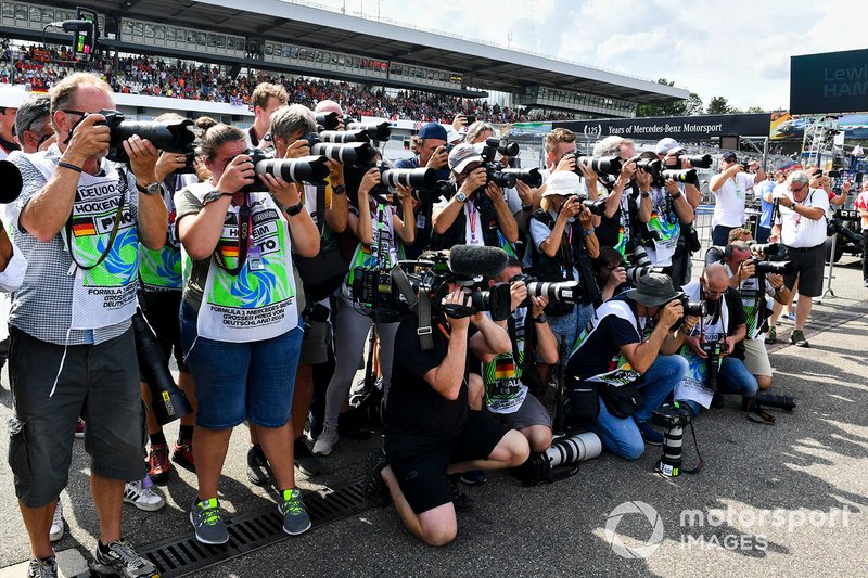 Sekumpulan fotografer memotret polesitter, Lewis Hamilton, Mercedes AMG F1