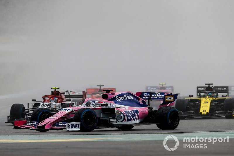 Sergio Perez, Racing Point RP19, precede Antonio Giovinazzi, Alfa Romeo Racing C38, e Daniel Ricciardo, Renault F1 Team R.S.19