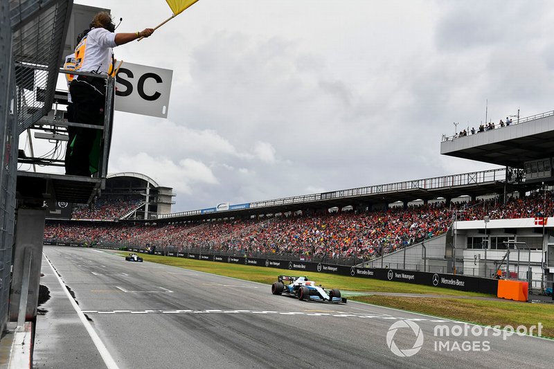 Robert Kubica, Williams FW42, passa accanto a una bandiera gialla