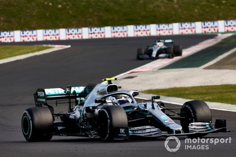 Valtteri Bottas, Mercedes AMG W10, mengungguli Lewis Hamilton, Mercedes AMG F1 W10