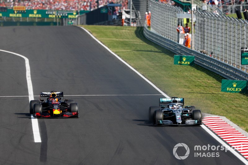 Lewis Hamilton, Mercedes AMG F1 W10 adelanta a Max Verstappen, Red Bull Racing RB15 para el liderato