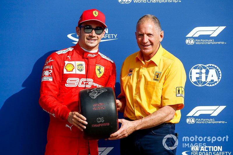 Jody Scheckter présente le trophée de la pole position au poleman Charles Leclerc, Ferrari