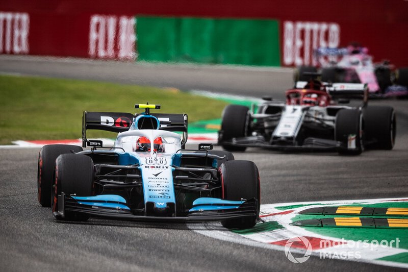 Robert Kubica, Williams FW42, Kimi Raikkonen, Alfa Romeo Racing C38, y Sergio Pérez, Racing Point RP19