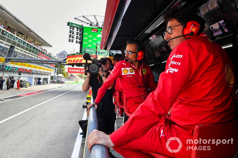 Laurent Mekies, Sporting Director, Ferrari, e Mattia Binotto, Team Principal Ferrari, al pit wall della Ferrari