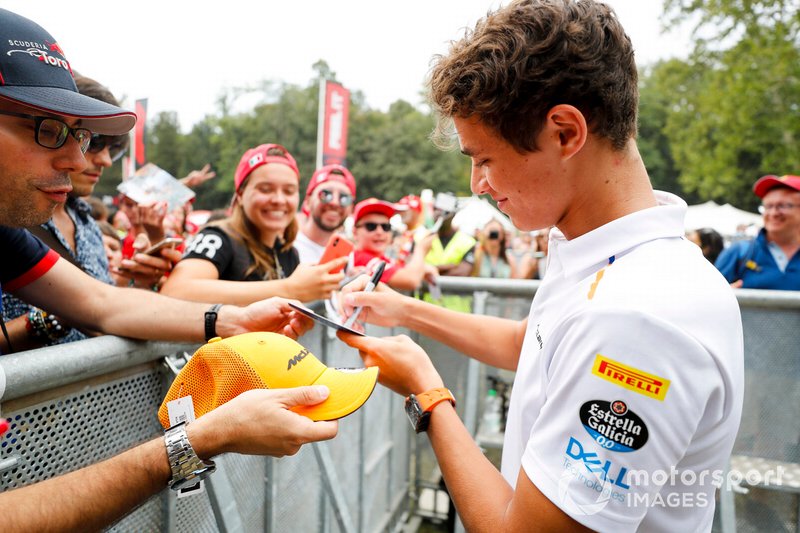 Lando Norris, McLaren signs an autograph for a fan