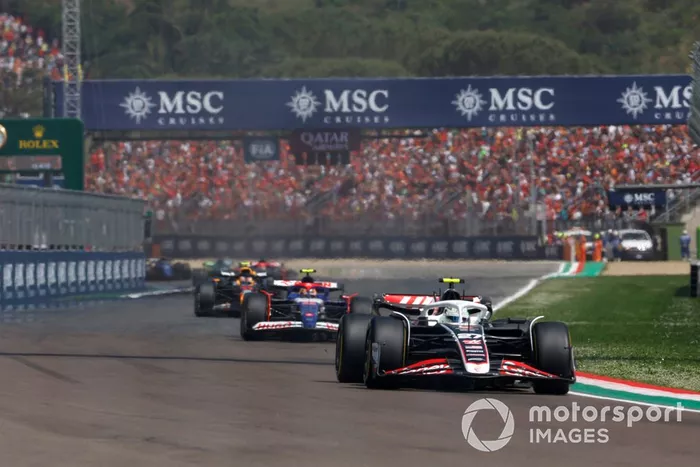 Nico Hulkenberg, Haas VF-24, Yuki Tsunoda, RB F1 Team VCARB 01, Sergio Pérez, Red Bull Racing RB20.