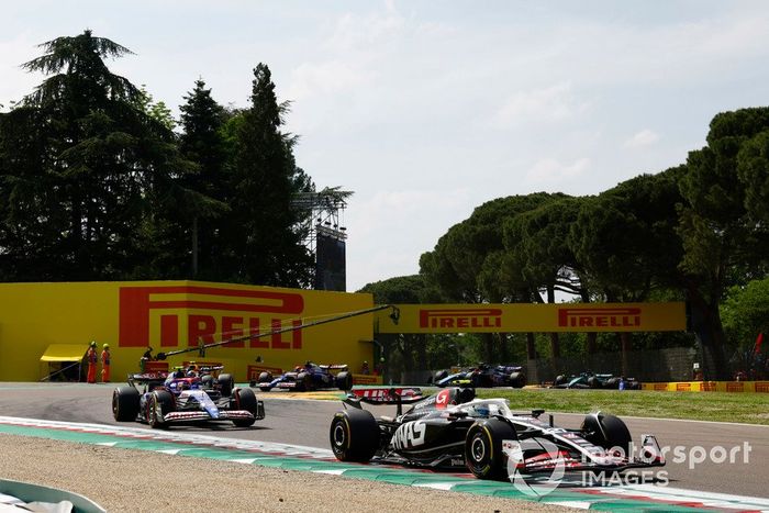 Nico Hulkenberg, Haas VF-24, Yuki Tsunoda, RB F1 Team VCARB 01, Sergio Pérez, Red Bull Racing RB20.
