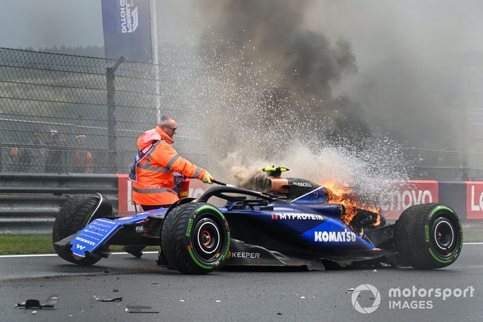 Un comisario utiliza un extintor en el coche de Logan Sargeant, Williams FW46, tras un accidente en la FP3
