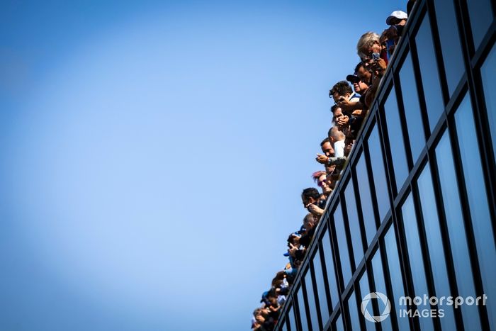 Los aficionados observan desde una terraza