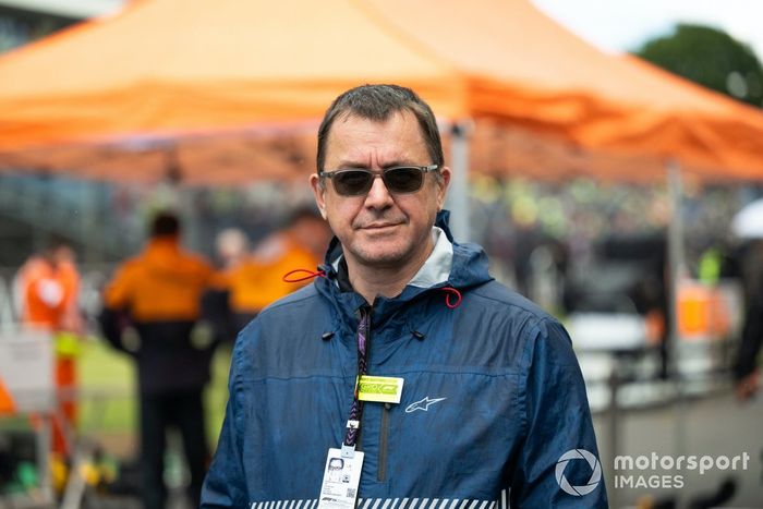 El reportero Jonathan Noble en la parrilla